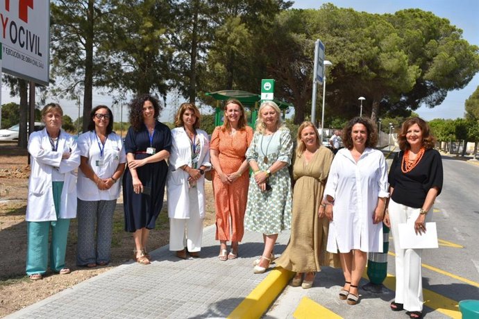 Mercedes Colombo en la parada de autobús del Hospital de Puerto Real.