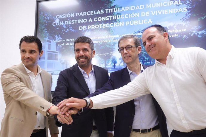 El 'president' de la Generalitat, Carlos Mazón, y el alcalde de Torrevieja, Eduardo Dolón, en la presentación del Plan Vive en Torrevieja.