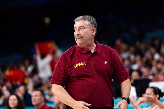 El seleccionador nacional femenino de baloncesto, Miguel Méndez