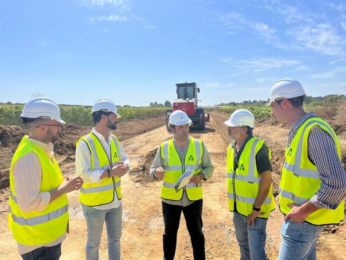 El delegado territorial de Sostenibilidad y Medio Ambiente de la Junta en Huelva, Pedro Yórquez, en su visita a las obras de una vía pecuaria en Rociana del Condado.