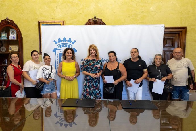 Entrega de cinco nuevos contratos de arrendamiento de viviendas municipales en Huelva.