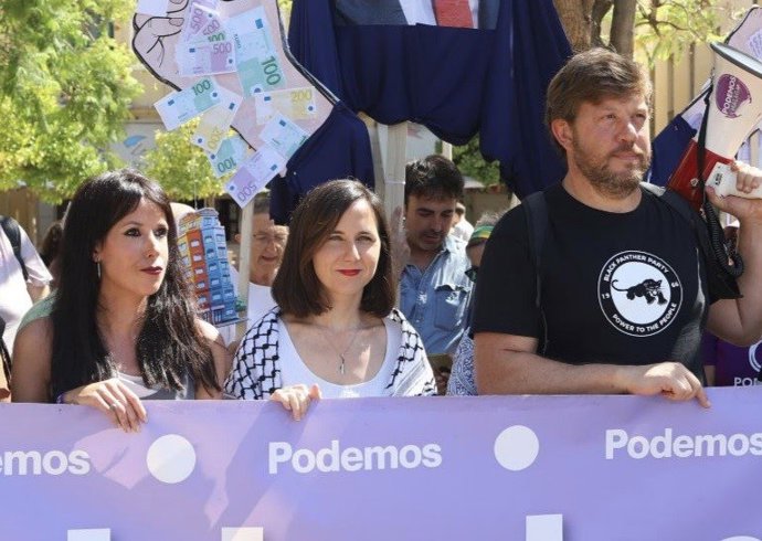Las secretarias generales de Podemos Andalucía, Martina Velarde, y Podemos, Ione Belarra, y el concejal de Málaga Nico Sguiglia, en una foto de archivo.