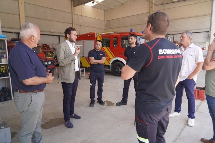 El presidente de la DPH, Isaac Claver, durante su visita al parque de bomberos de Sariñena