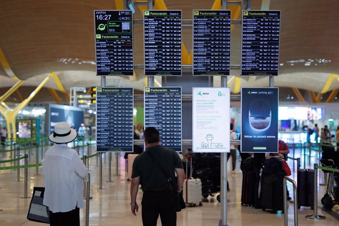 Varios viajeros en la terminal 4 del Aeropuerto Adolfo Suárez Madrid-Barajas, a 24 de julio de 2024, en Madrid (España). 