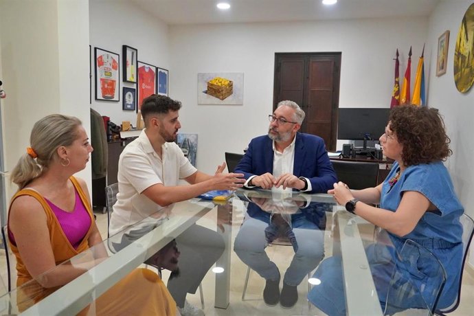 El alcalde de Santomera, Victor Martínez, ha recibido al becado por 'Fulbright', Antonio Andrés Herrero