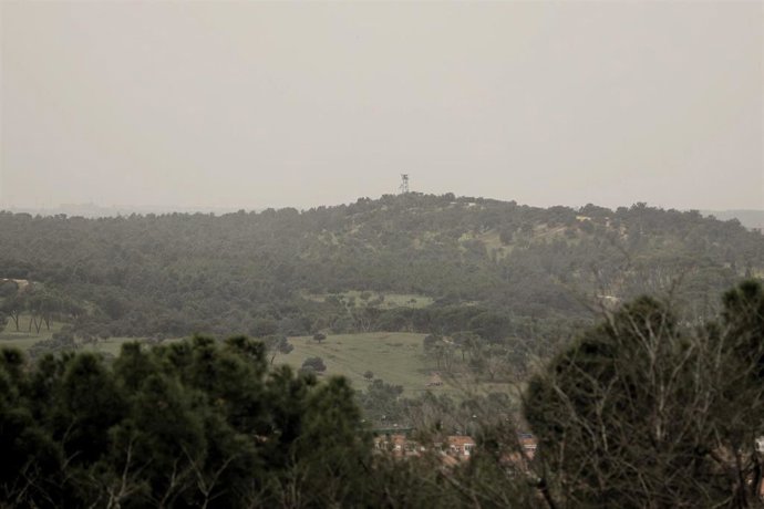 Archivo - Vistas de la Casa de Campo desde el Templo Debod, durante el segundo día con presencia de polvo sahariano en la ciudad, a 16 de marzo de 2022, en Madrid (España).