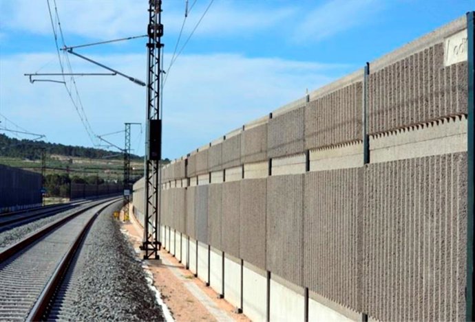 Pantalla de protección acústica en una línea de ferrocarril.