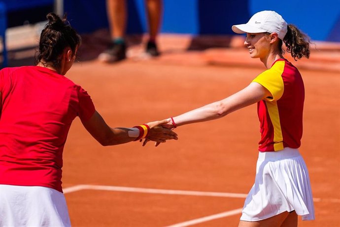 Cristina Bucsa y Sara Sorribes durante un partido en Paris 2024.