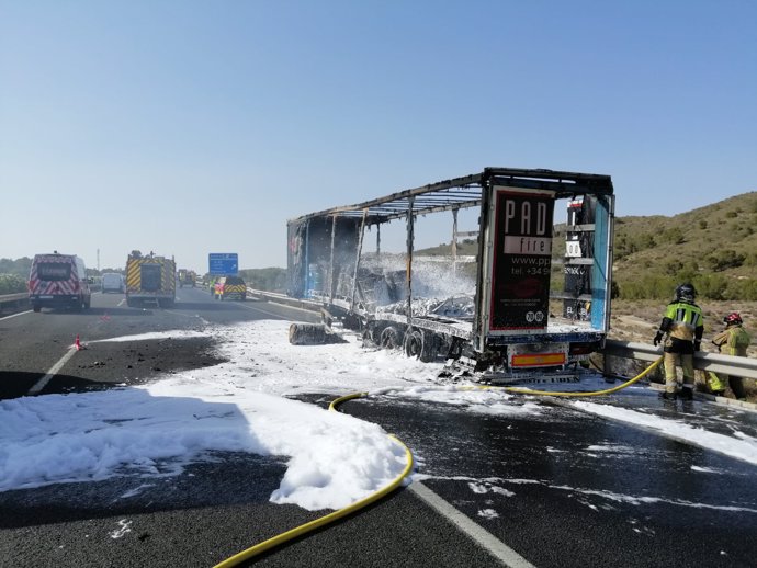 Estado en el que ha quedado el camión incendiado