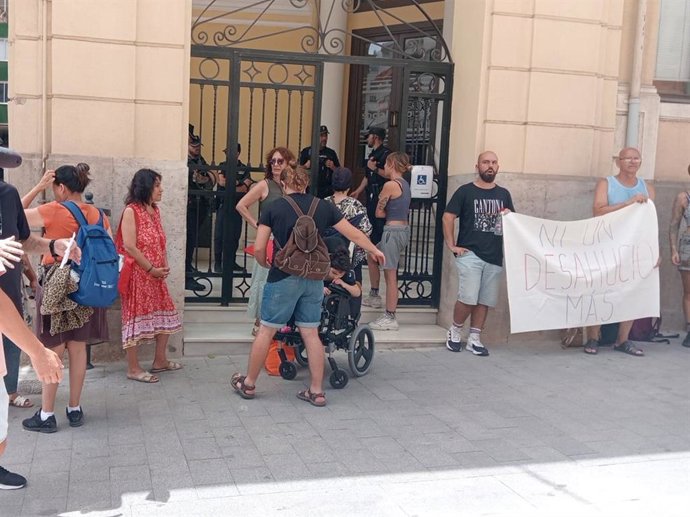 Sindicat de Barri Carolines se concentra frente a la Concejalía de Bienestar Social del Ayuntamiento de Alicante