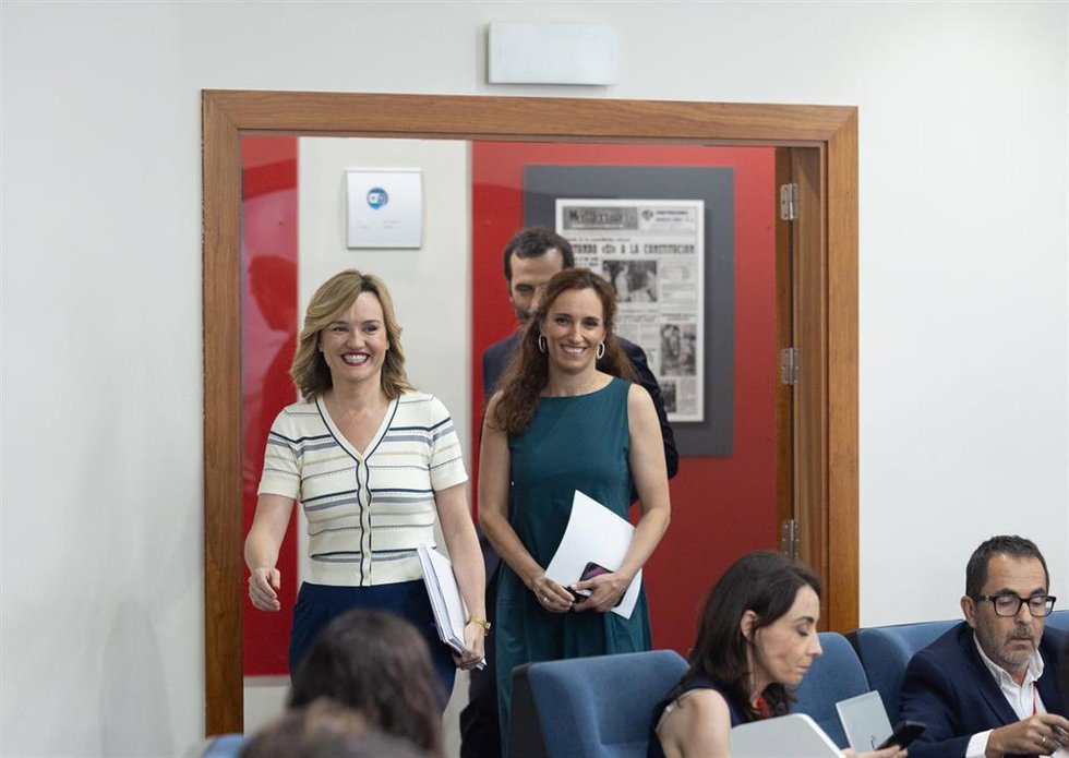 (I-D) La Ministra de Educación y Formación Profesional de España, Pilar Alegría; la ministra de Sanidad, Mónica García, y el ministro de Economía, Comercio y Empresa, Carlos Cuerpo, a su llegada a una rueda de prensa posterior al Consejo de Ministros, e