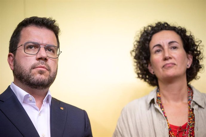 El presidente de la Generalitat, Pere Aragonès, y la secretaria general de ERC Marta Rovira, durante una rueda de prensa, en la sede de ERC, a 29 de julio de 2024, en Barcelona, Catalunya (España).