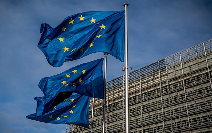 Archivo - 30 January 2020, Belgium, Brussels: European Union flags fly outside the European Commission headquarters. Photo: Michael Kappeler/dpa