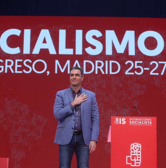 Archivo - El presidente del Gobierno, Pedro Sánchez, saluda tras su proclamación como presidente de la Internacional Socialista durante la última jornada del XXVI Congreso de la Internacional Socialista (IS), en IFEMA Madrid, a 27 de noviembre de 2022, en