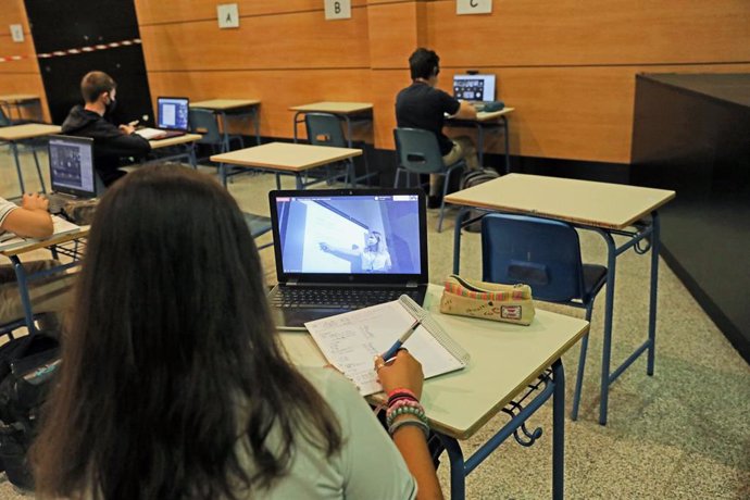 Archivo - Una alumna atiende desde su ordenador a una clase semipresencial de Matemáticas impartida por la jefa de Estudios, Celeste Molinero a alumnos de 4º de la ESO en el Colegio Ábaco, en Madrid.