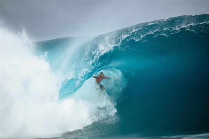 Archivo - 29 May 2024, French Polynesia, Teahupo'o: US surfer Cole Houshmand in action during the Shiseido Tahiti Pro surfing competition at Teahupo'o, Tahiti. Teahupo'o will host Paris 2024 Olympic Games surfing event. 