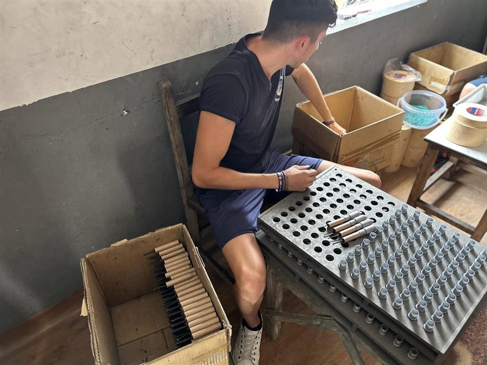 Preparación de pirotecnia para la Nit de l'Alb de Elche