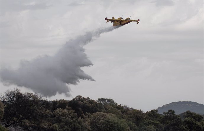 Un avión trabaja en un incendio.