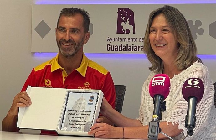 La alcaldesa de Guadalajara, Ana Guarinos y el triatleta paralímpico Dani Molina.