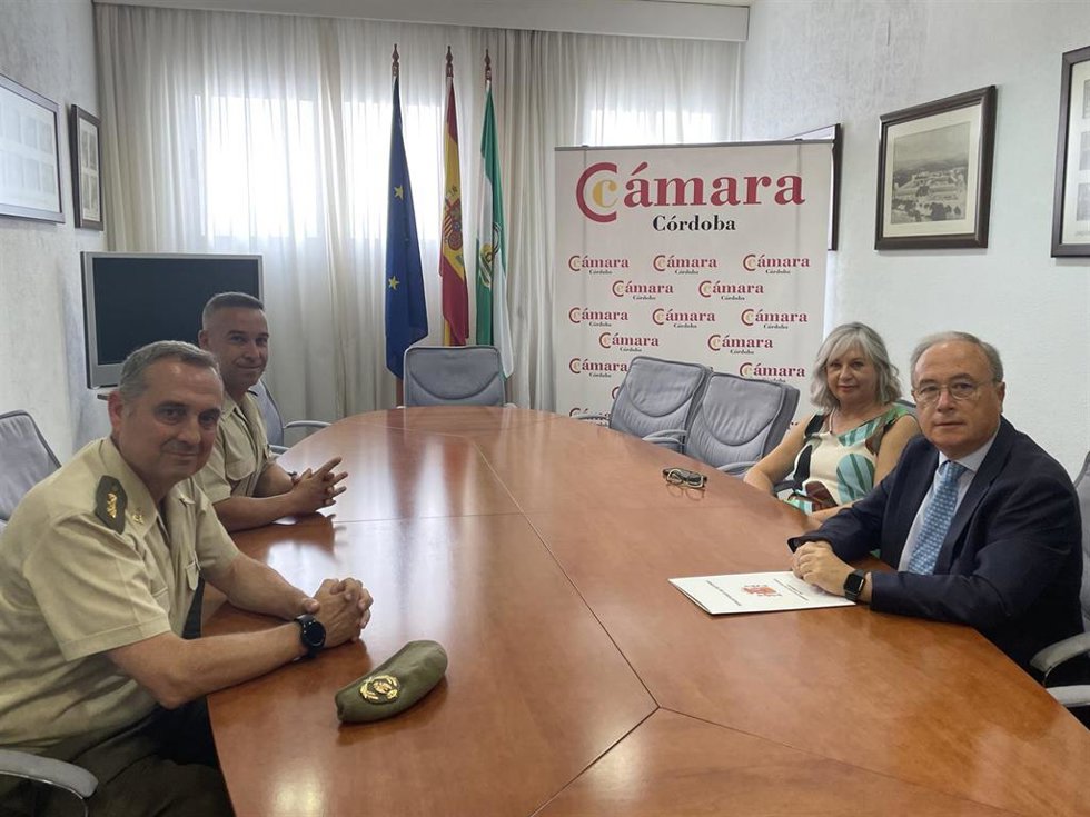 Reunión entre el subdelegado de Defensa en Córdoba, el coronel José María Ortega Olmedo, y el presidente de la Cámara Oficial de Comercio, Industria y Servicios en la provincia, Antonio Díaz.