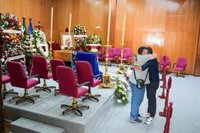 Familiares y amigos del torero Paco Camino visitan su capilla ardiente en el Ayuntamiento de Camas (Sevilla)