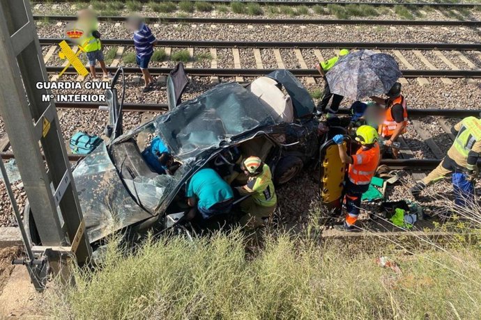 Vehículo caído a la vía del tren en Ricla