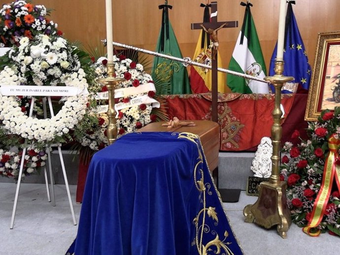 FAMILIARES Y AMIGOS DESPIDEN A PACO CAMINO EN LA CAPILLA ARDIENTE INSTALADA EN EL AYUNTAMIENTO DE CAMAS