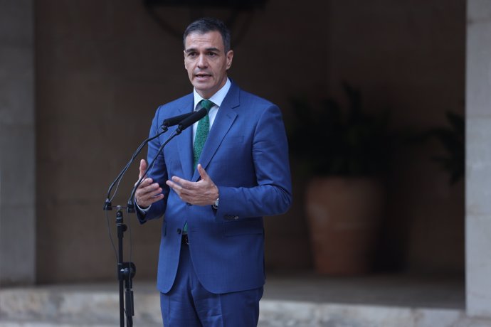 El presidente del Gobierno, Pedro Sánchez, comparece tras el despacho con el Rey Felipe VI en el Palacio de la Almudaina