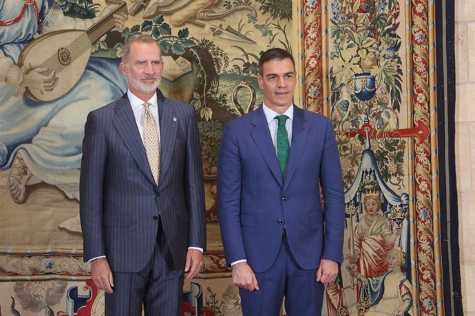 El Rey Felipe VI (i) y el presidente del Gobierno, Pedro Sánchez (d), se reúnen en el Palacio de la Almudaina, a 30 de julio de 2024, en Palma de Mallorca, Mallorca, Baleares (España).