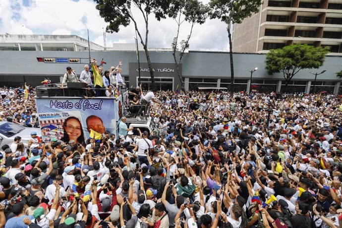 La opositora venezolana María Corina Machado y el candidato presidencial Edmundo González frente a una multitud de simpatizantes en Caracas a 30 de julio