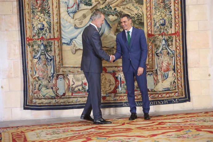 El Rey Felipe VI (i) y el presidente del Gobierno, Pedro Sánchez (d), se reúnen en el Palacio de la Almudaina, a 30 de julio de 2024, en Palma de Mallorca, Mallorca, Baleares (España).