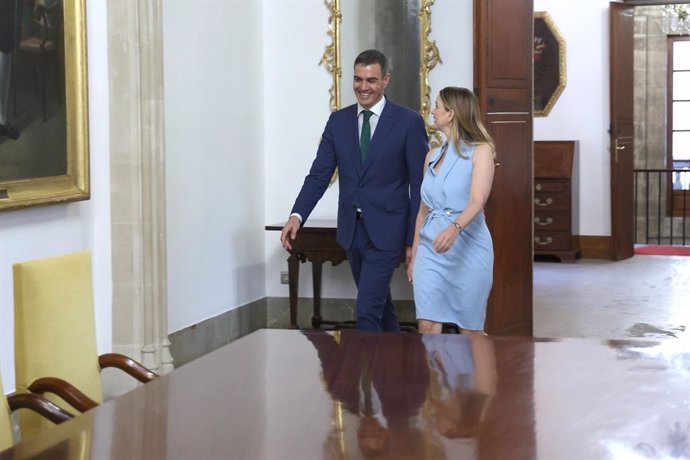 El presidente del Gobierno, Pedro Sánchez, y la presidenta del Govern, Marga Prohens, momentos antes de la reunión mantenida en Consolat de Mar.