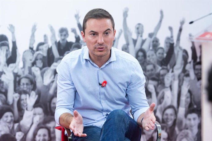 El secretario general del PSOE-M, Juan Lobato, en la sede del partido tras una entrevista con Europa Press.