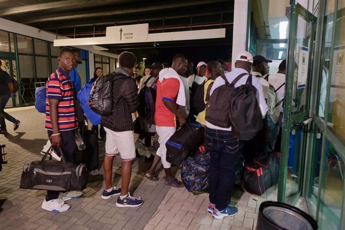 Llegada de un centenar de migrantes refugiados de la guerra de Mali al albergue del Monte do Gozo, en Santiago de Compostela.