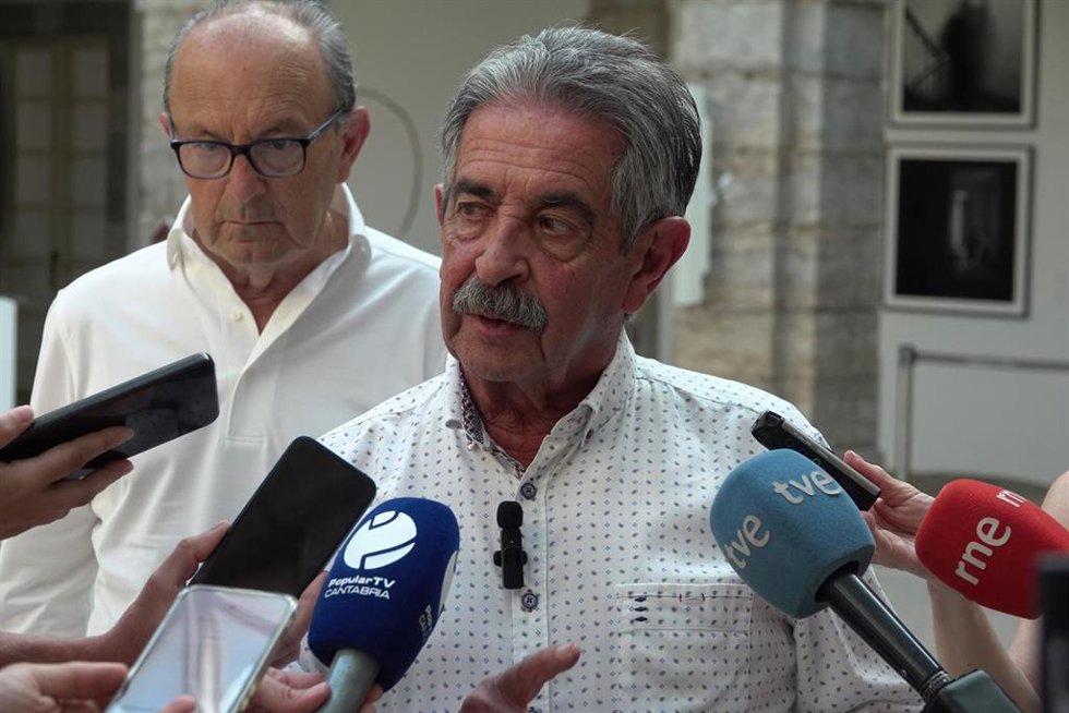 El secretario general del PRC y expresidente de Cantabria, Miguel Ángel Revilla, realiza declaraciones a los medios en el patio del Parlamento