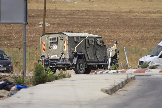 Vehículo militar israelí en la entrada de una localidad al este de la ciudad de Nablús, en Cisjordania