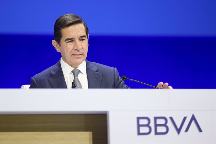 El presidente del BBVA, Carlos Torres Vila, interviene durante la Junta General Extraordinaria de Accionistas del BBVA, en el Palacio Euskalduna, a 5 de julio de 2024, en Bilbao, Vizcaya, País Vasco (España). Durante la Junta, el banco ha propuesto a sus 