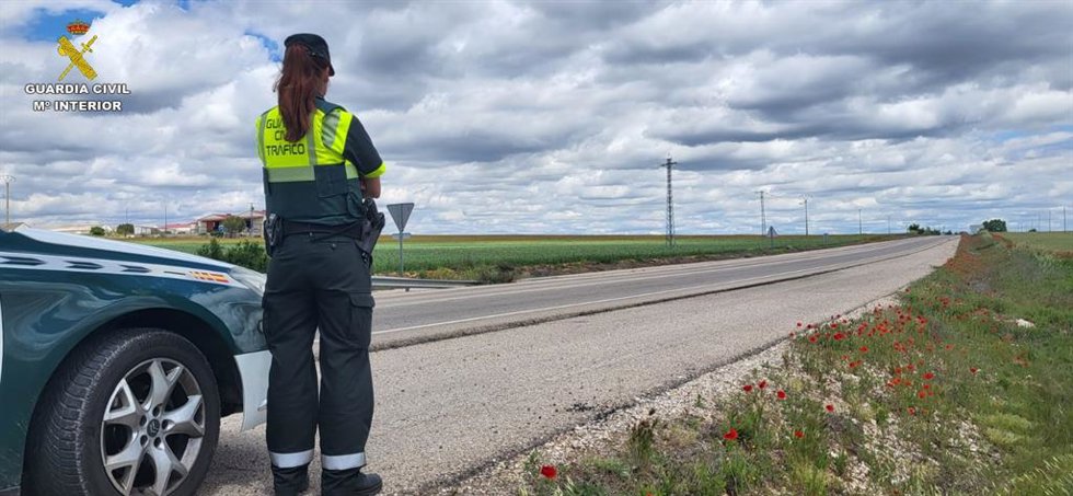 Guardia Civil. Prueba de alcoholemia.