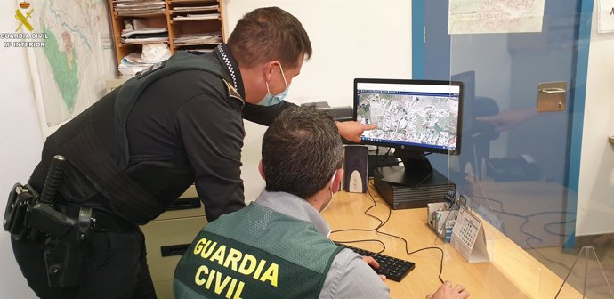 Archivo - Agentes de la Guardia Civil en investigación