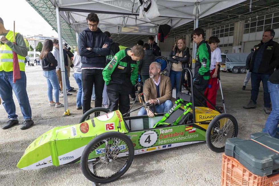 Archivo - El consejero de Educación, Formación Profesional y Universidades, Sergio Silva, asiste a la primera prueba en Cantabria de la tercera edición del circuito de vehículos eléctricos y ecológicos 'Circuito Urbano Greenpower'
