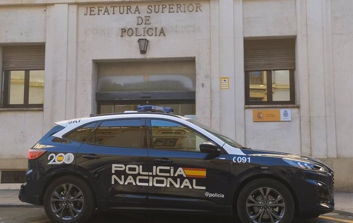 Archivo - Sucesos.- La Policía Nacional detiene a un hombre en Murcia cuando forzaba un coche para sustraer efectos de su interior