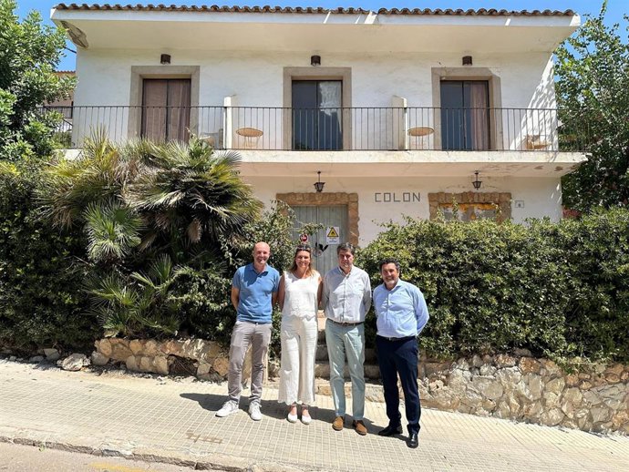 El conseller de Turismo, Cultura y Deportes, Jaume Bauzà, junto al alcalde de Calvià, Juan Antonio Amengual, frente al antigou Hostal Colón de Peguera, que será próximamente derribado para su aprovechamiento.