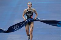 La francesa Cassandre Beaugrand se corona en el triatlón femenino y Anna Godoy termina en el 'Top 20'