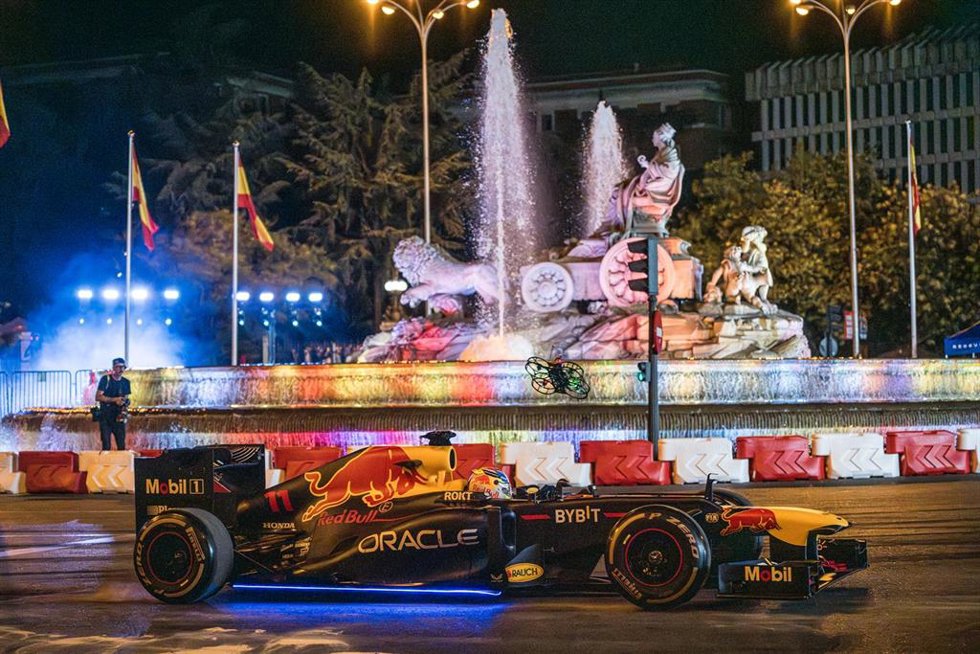 Archivo - El piloto de F1 Checo Perez recorre con el monoplaza Red Bull RB7 (2011) el recorrido urbano entre la Puerta de Alcalá, el edificio Metrópolis, Cibeles y un tramo de Paseo Recoletos 