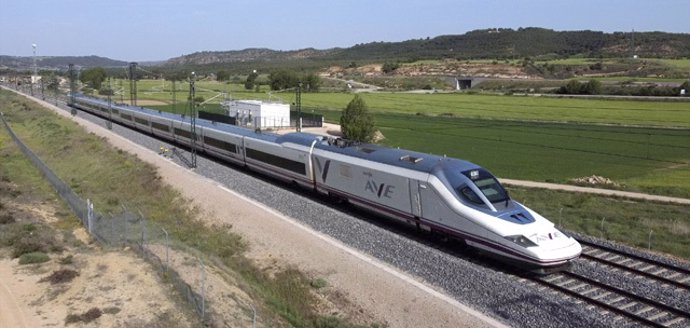 Archivo - Tren AVE de Renfe