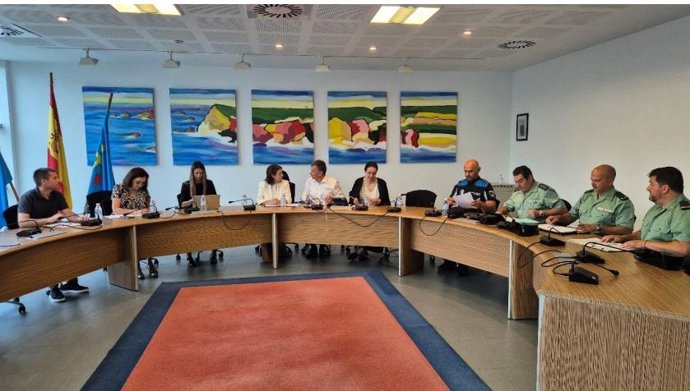 La delegada del Gobierno en Asturias, Adriana Lastra, y el alcalde de Gozón, Jorge Suárez, han copresidido la junta local de seguridad del concejo de Gozón.