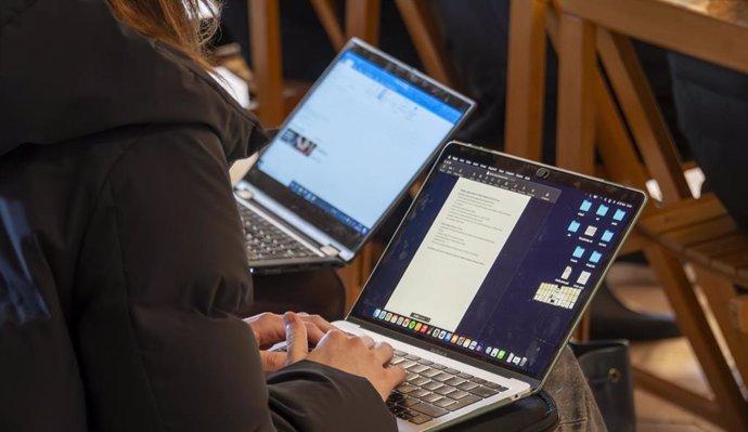 Archivo - Periodistas trabajando con ordenadores portátiles.