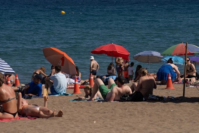 Varias personas en la playa, a 17 de julio de 2024, en Barcelona, Catalunya (España). 