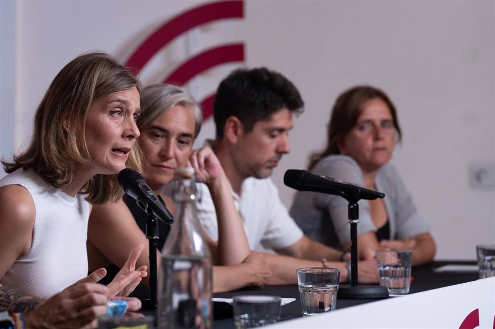 La líder de los comuns en el Parlament, Jéssica Albiach (i), y la exalcaldesa de Barcelona, Ada Colau (2i), durante una votación del preacuerdo de investidura con el PSC.