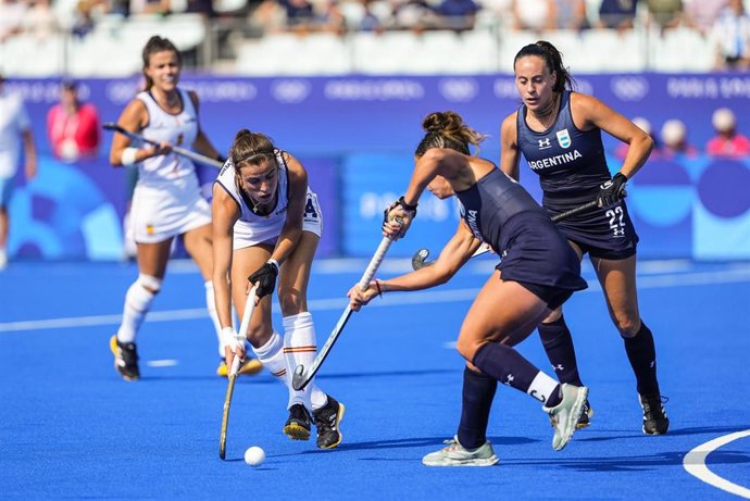 Blanca Pérez ante Valentina Raposo en el Argentina-España de hockey femenino en los Juegos Olímpicos de París